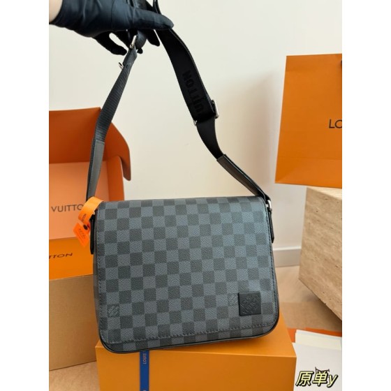 Louis Vuitton District PM (Damier Graphite)